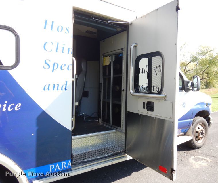 image for item JQ9272 2003 Ford E450  ambulance