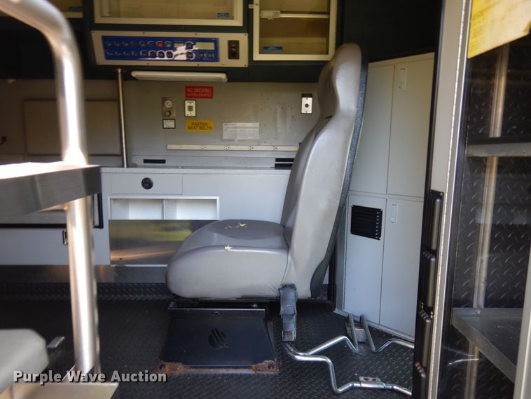 image for item JQ9272 2003 Ford E450  ambulance