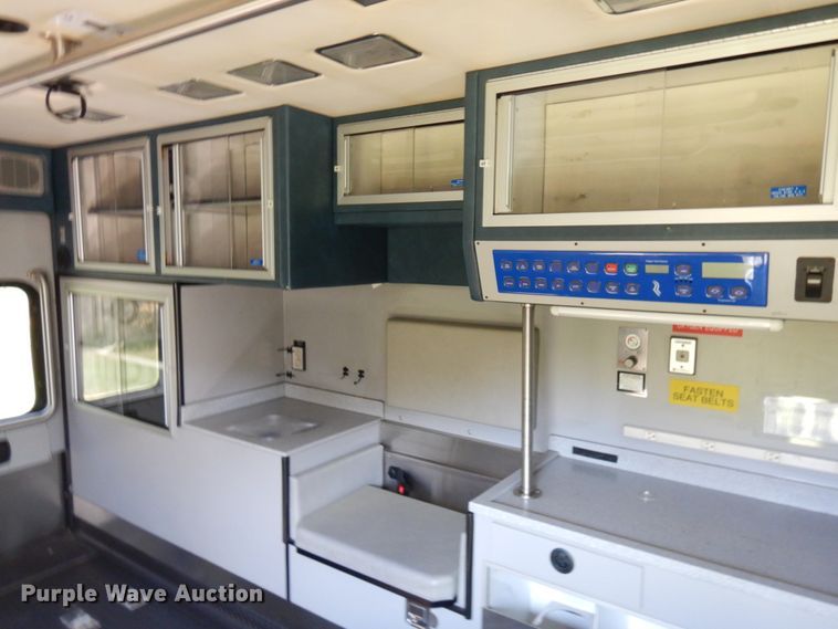 image for item JQ9272 2003 Ford E450  ambulance