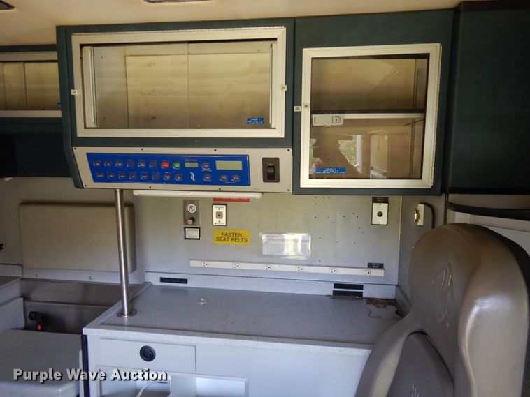 image for item JQ9272 2003 Ford E450  ambulance