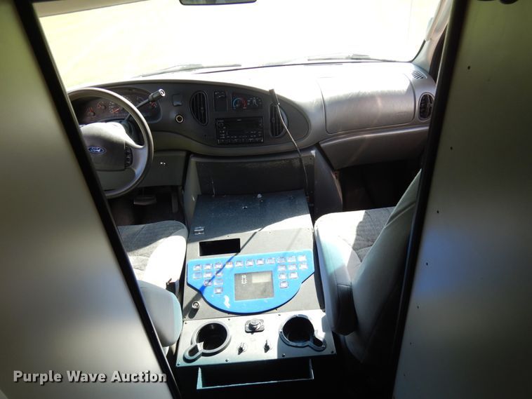 image for item JQ9272 2003 Ford E450  ambulance