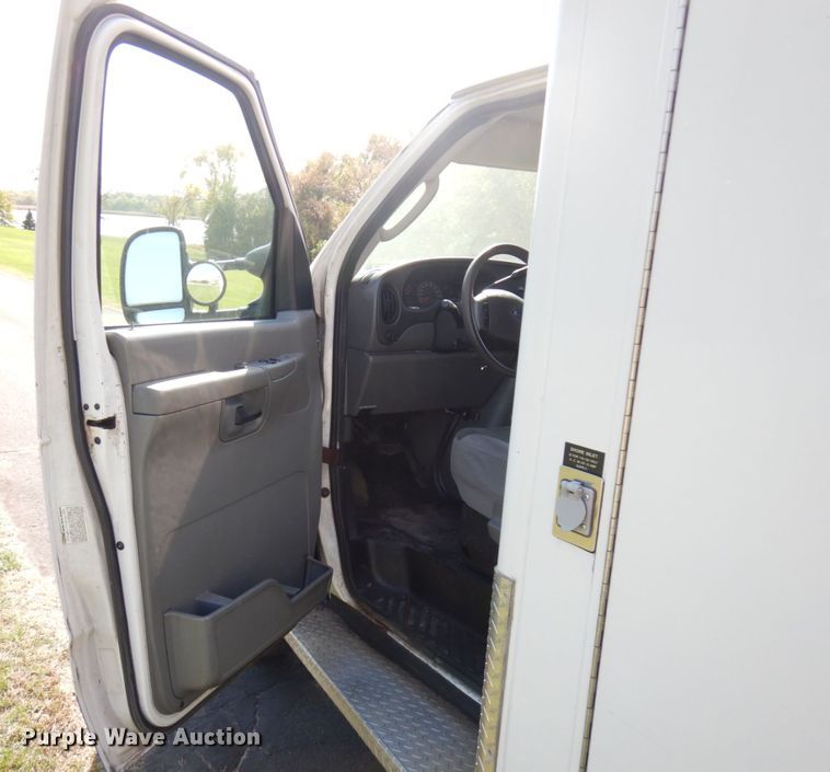 image for item JQ9272 2003 Ford E450  ambulance