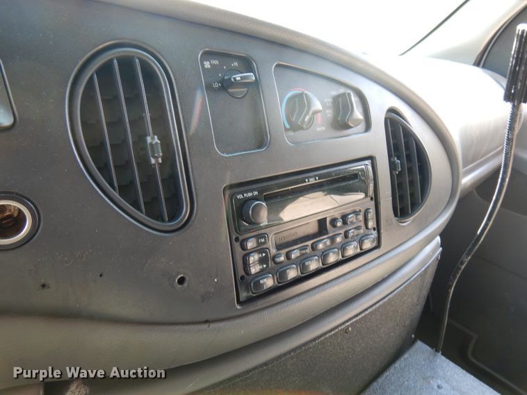 image for item JQ9272 2003 Ford E450  ambulance