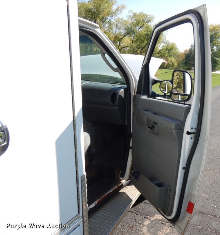 image for item JQ9272 2003 Ford E450  ambulance