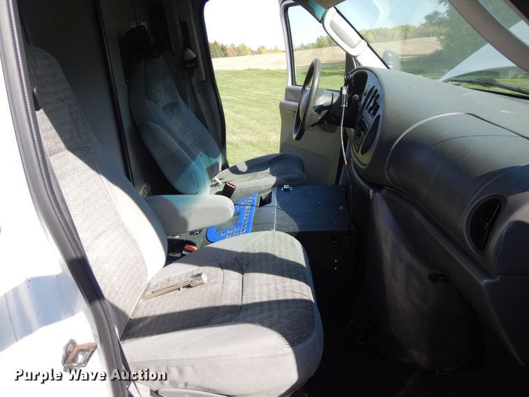 image for item JQ9272 2003 Ford E450  ambulance