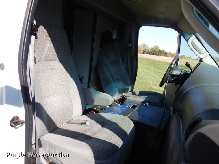 image for item JQ9272 2003 Ford E450  ambulance
