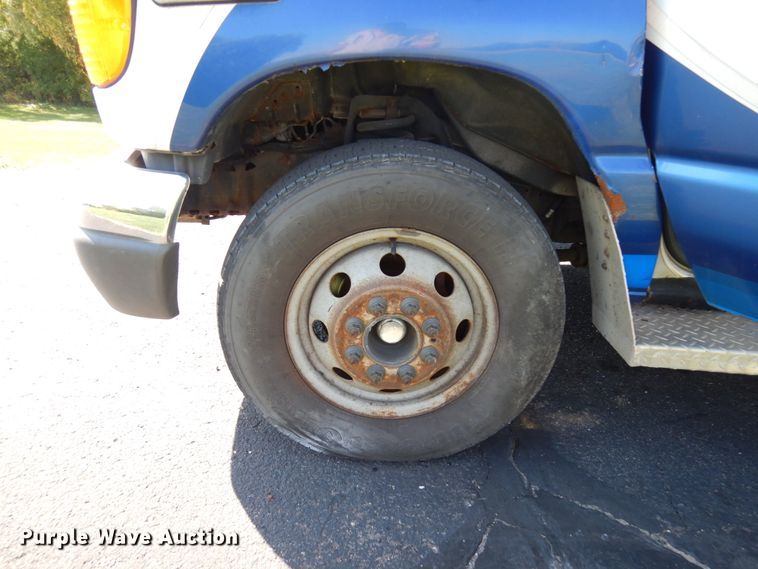 image for item JQ9272 2003 Ford E450  ambulance