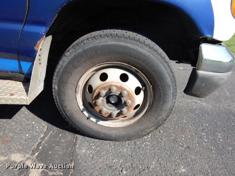 image for item JQ9272 2003 Ford E450  ambulance