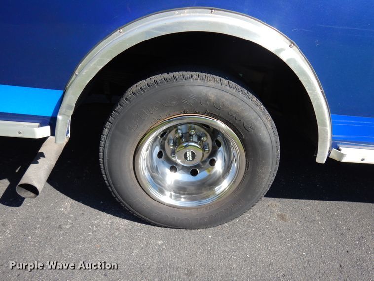 image for item JQ9272 2003 Ford E450  ambulance