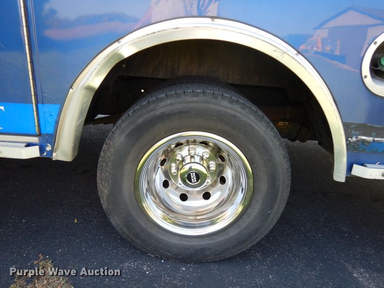 image for item JQ9272 2003 Ford E450  ambulance