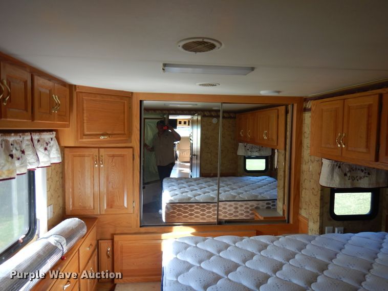 image for item JQ9275 2002 Newmar Dutch Star  RV