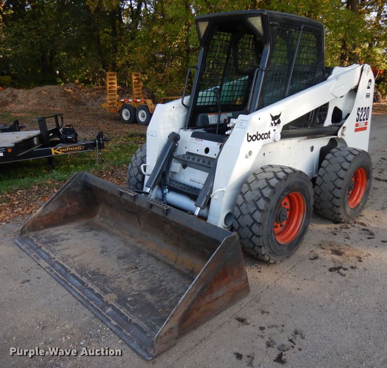 image for item JQ9277 2005 Bobcat S220  skid steer loader
