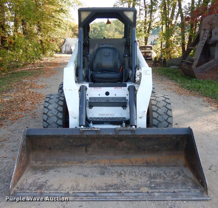 image for item JQ9277 2005 Bobcat S220  skid steer loader