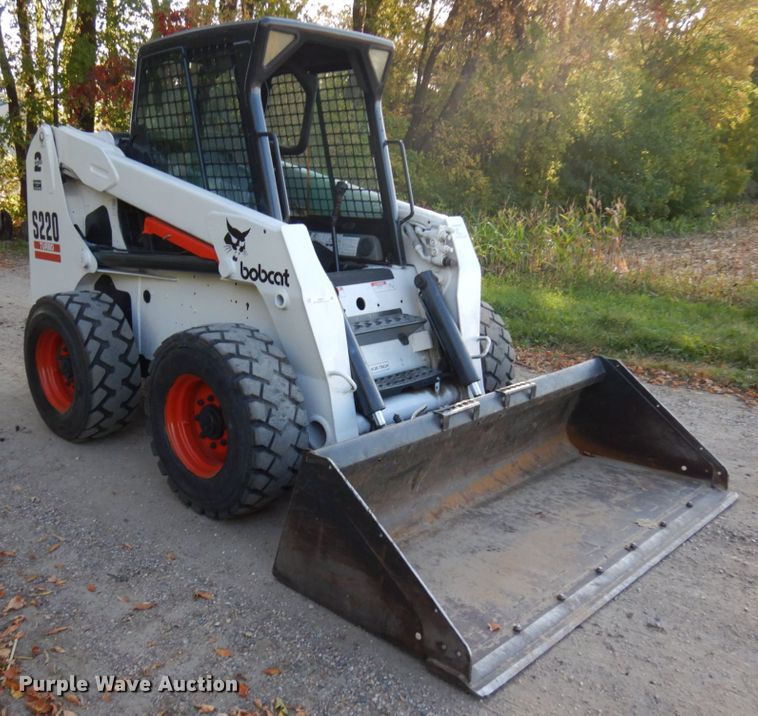 image for item JQ9277 2005 Bobcat S220  skid steer loader