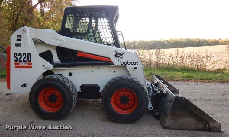 image for item JQ9277 2005 Bobcat S220  skid steer loader