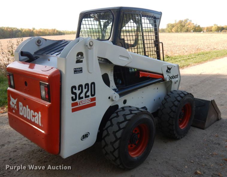 image for item JQ9277 2005 Bobcat S220  skid steer loader
