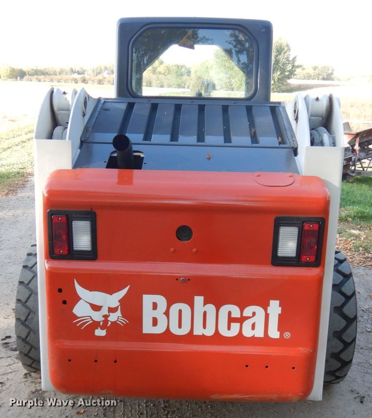 image for item JQ9277 2005 Bobcat S220  skid steer loader