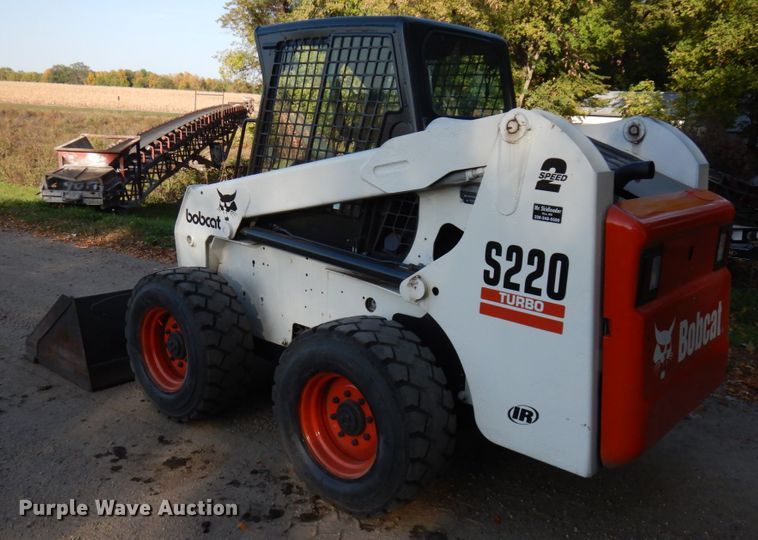 image for item JQ9277 2005 Bobcat S220  skid steer loader