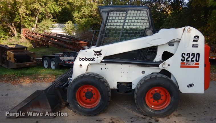 image for item JQ9277 2005 Bobcat S220  skid steer loader