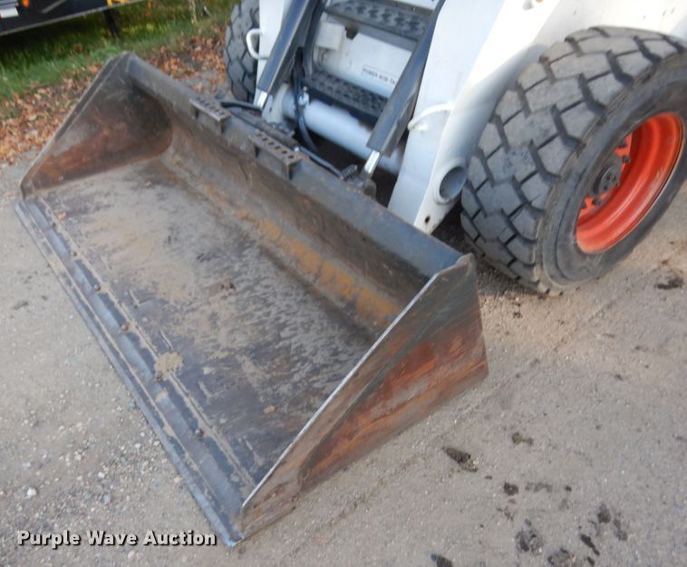 image for item JQ9277 2005 Bobcat S220  skid steer loader