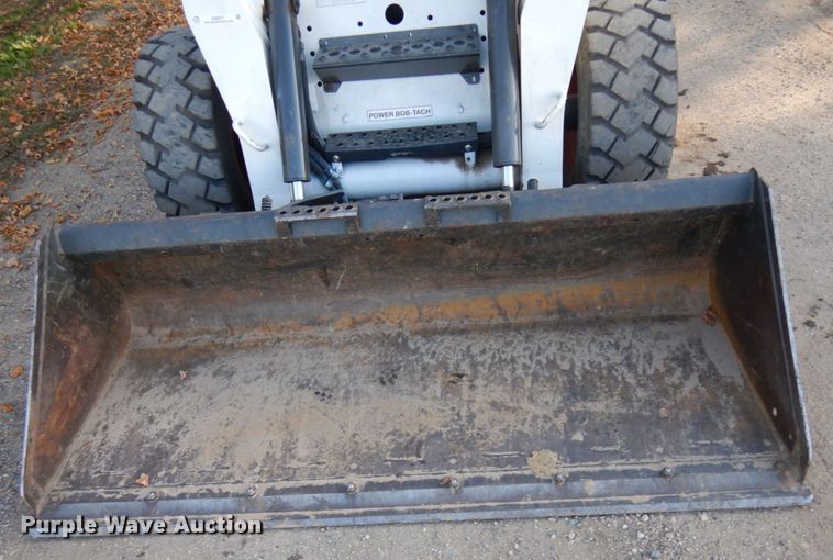 image for item JQ9277 2005 Bobcat S220  skid steer loader