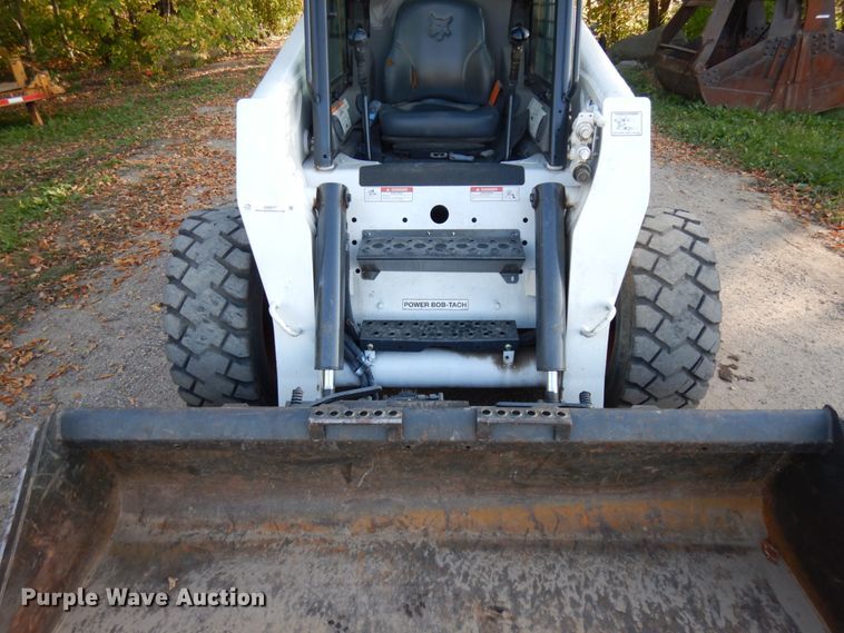 image for item JQ9277 2005 Bobcat S220  skid steer loader