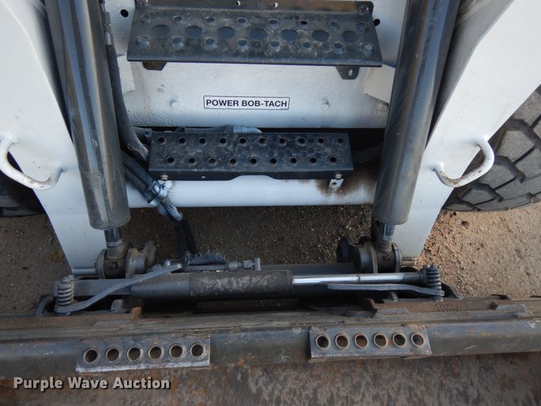 image for item JQ9277 2005 Bobcat S220  skid steer loader