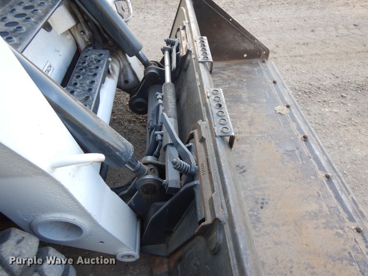 image for item JQ9277 2005 Bobcat S220  skid steer loader