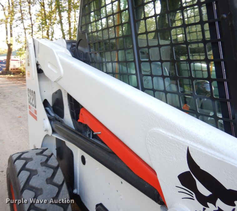 image for item JQ9277 2005 Bobcat S220  skid steer loader