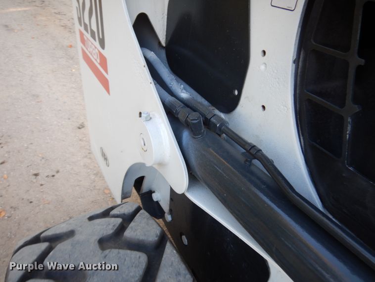image for item JQ9277 2005 Bobcat S220  skid steer loader