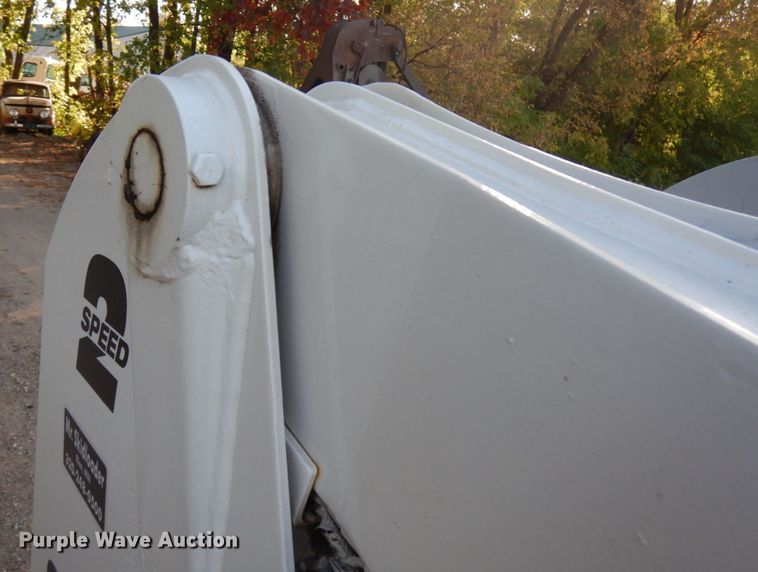 image for item JQ9277 2005 Bobcat S220  skid steer loader