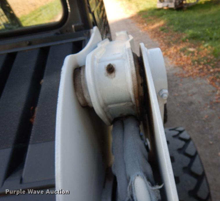 image for item JQ9277 2005 Bobcat S220  skid steer loader