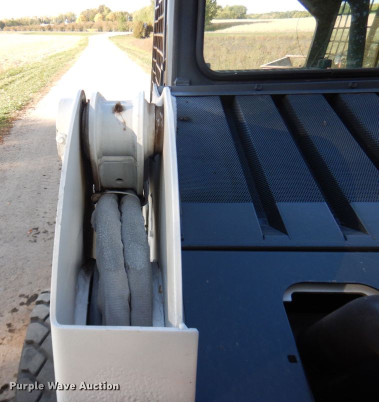 image for item JQ9277 2005 Bobcat S220  skid steer loader