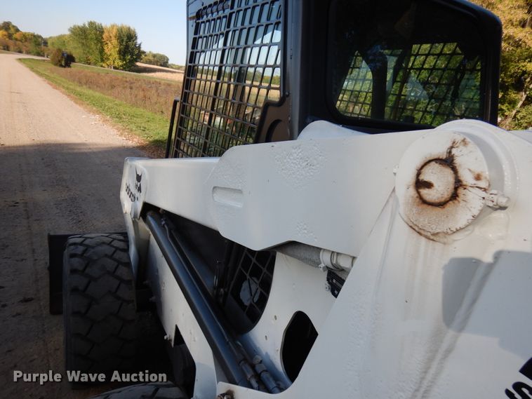 image for item JQ9277 2005 Bobcat S220  skid steer loader
