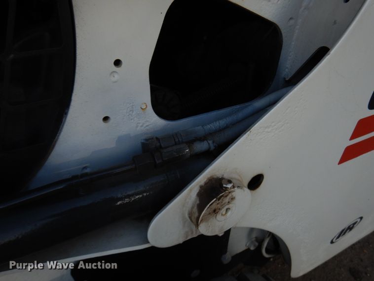 image for item JQ9277 2005 Bobcat S220  skid steer loader