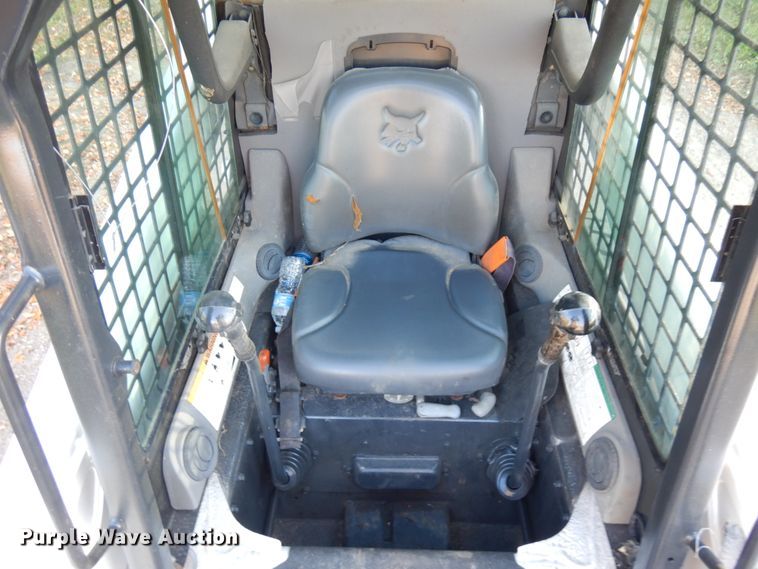 image for item JQ9277 2005 Bobcat S220  skid steer loader