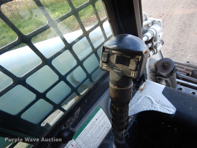 image for item JQ9277 2005 Bobcat S220  skid steer loader