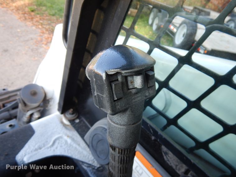 image for item JQ9277 2005 Bobcat S220  skid steer loader