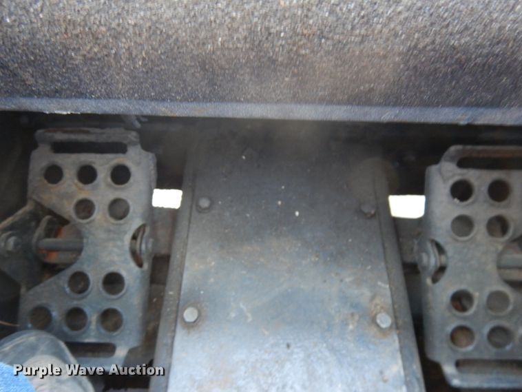 image for item JQ9277 2005 Bobcat S220  skid steer loader