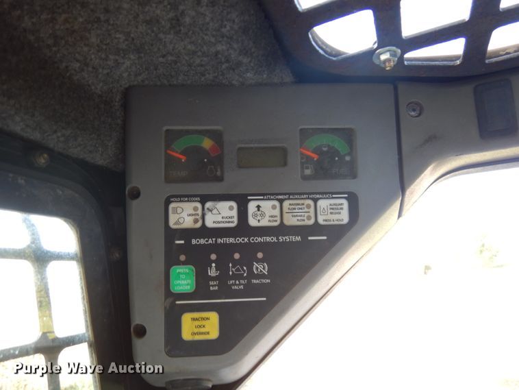 image for item JQ9277 2005 Bobcat S220  skid steer loader