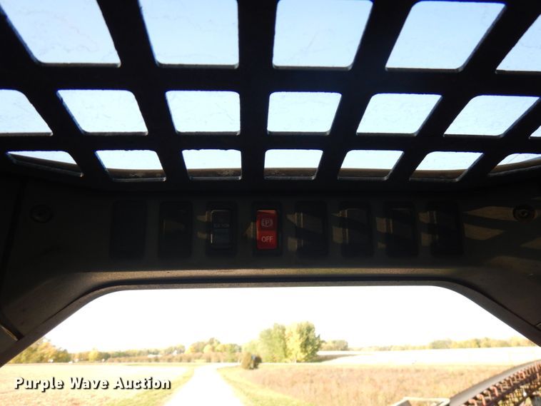 image for item JQ9277 2005 Bobcat S220  skid steer loader