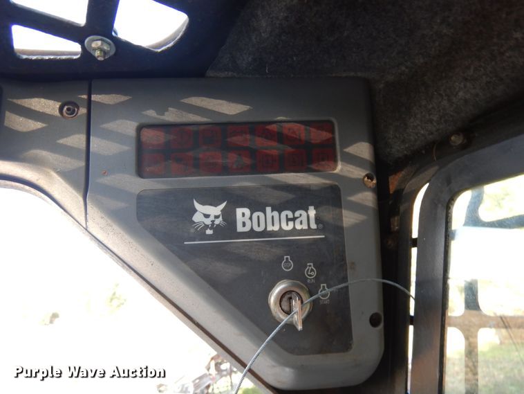 image for item JQ9277 2005 Bobcat S220  skid steer loader