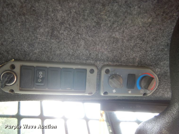 image for item JQ9277 2005 Bobcat S220  skid steer loader