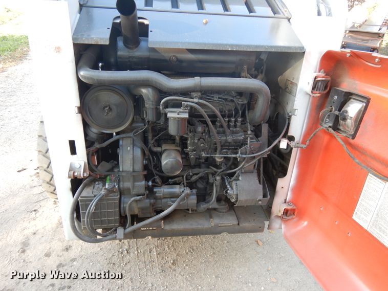 image for item JQ9277 2005 Bobcat S220  skid steer loader