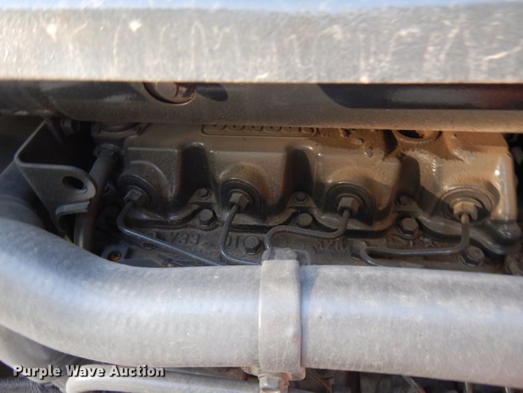 image for item JQ9277 2005 Bobcat S220  skid steer loader