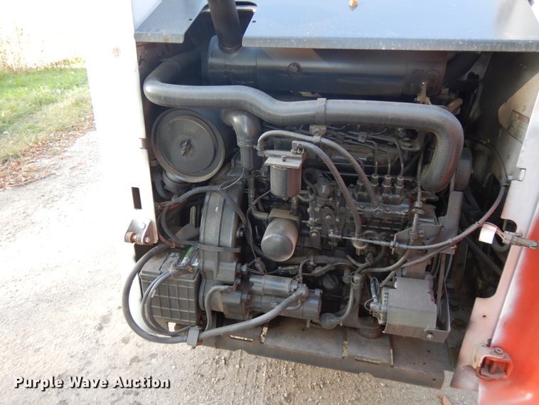 image for item JQ9277 2005 Bobcat S220  skid steer loader