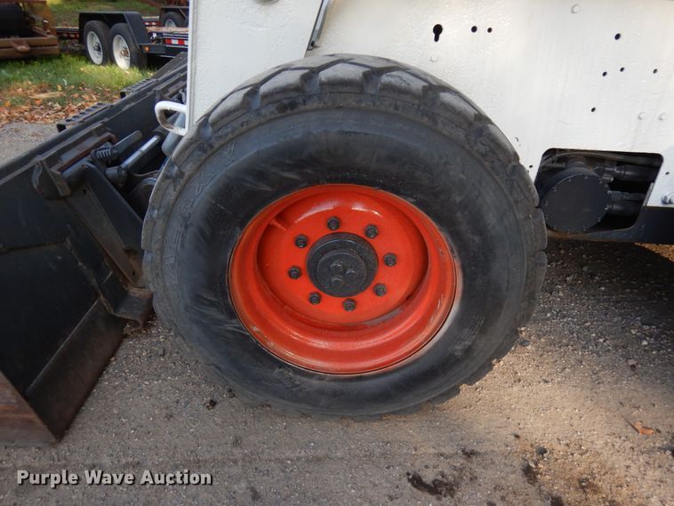 image for item JQ9277 2005 Bobcat S220  skid steer loader