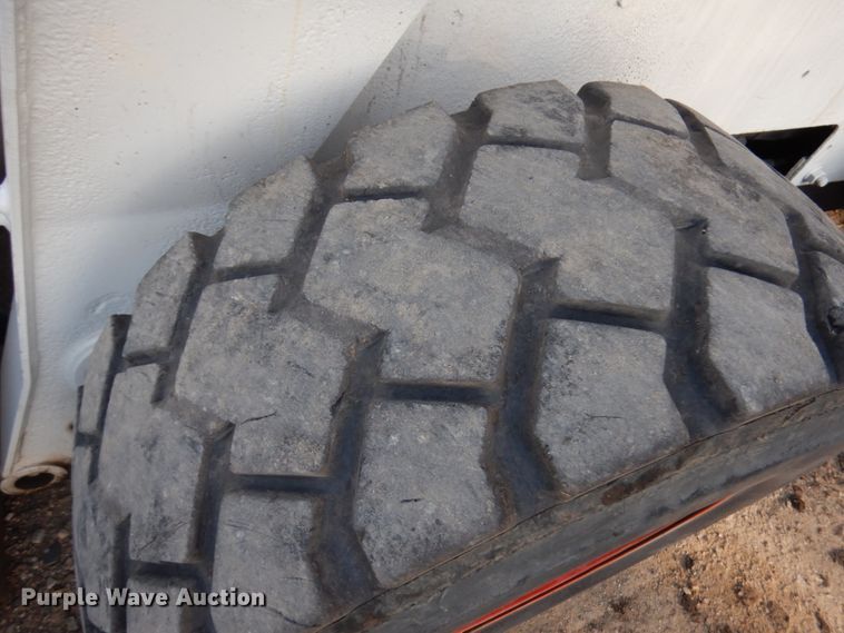 image for item JQ9277 2005 Bobcat S220  skid steer loader