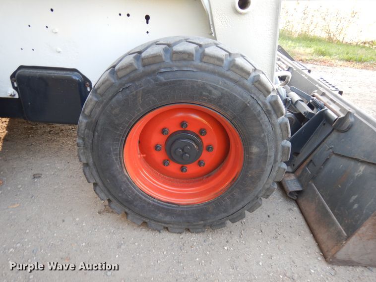 image for item JQ9277 2005 Bobcat S220  skid steer loader