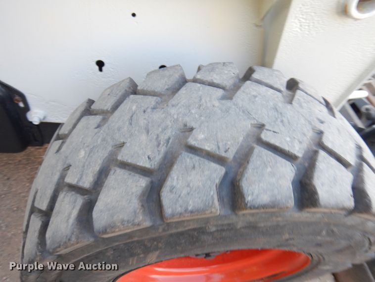 image for item JQ9277 2005 Bobcat S220  skid steer loader